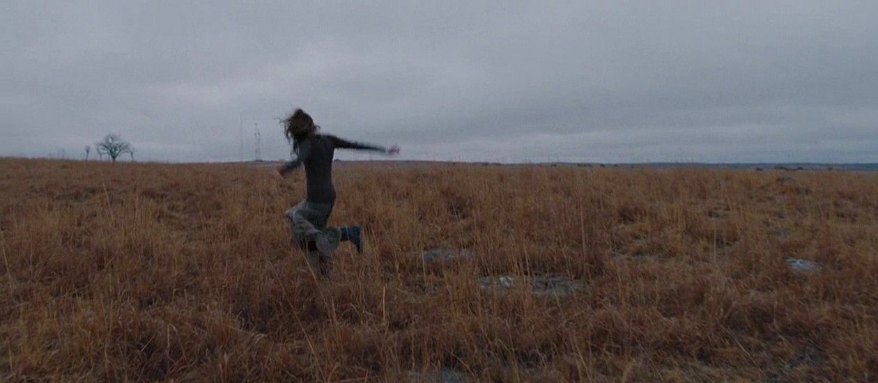 Olga Kurylenko : Terrence Malick me le disait en français : saute comme un lapin ! Il ne veut rien d'immobile. Les choses doivent se transformer en quelque chose d'autre, dans un mouvement constant de transformation, comme une danse