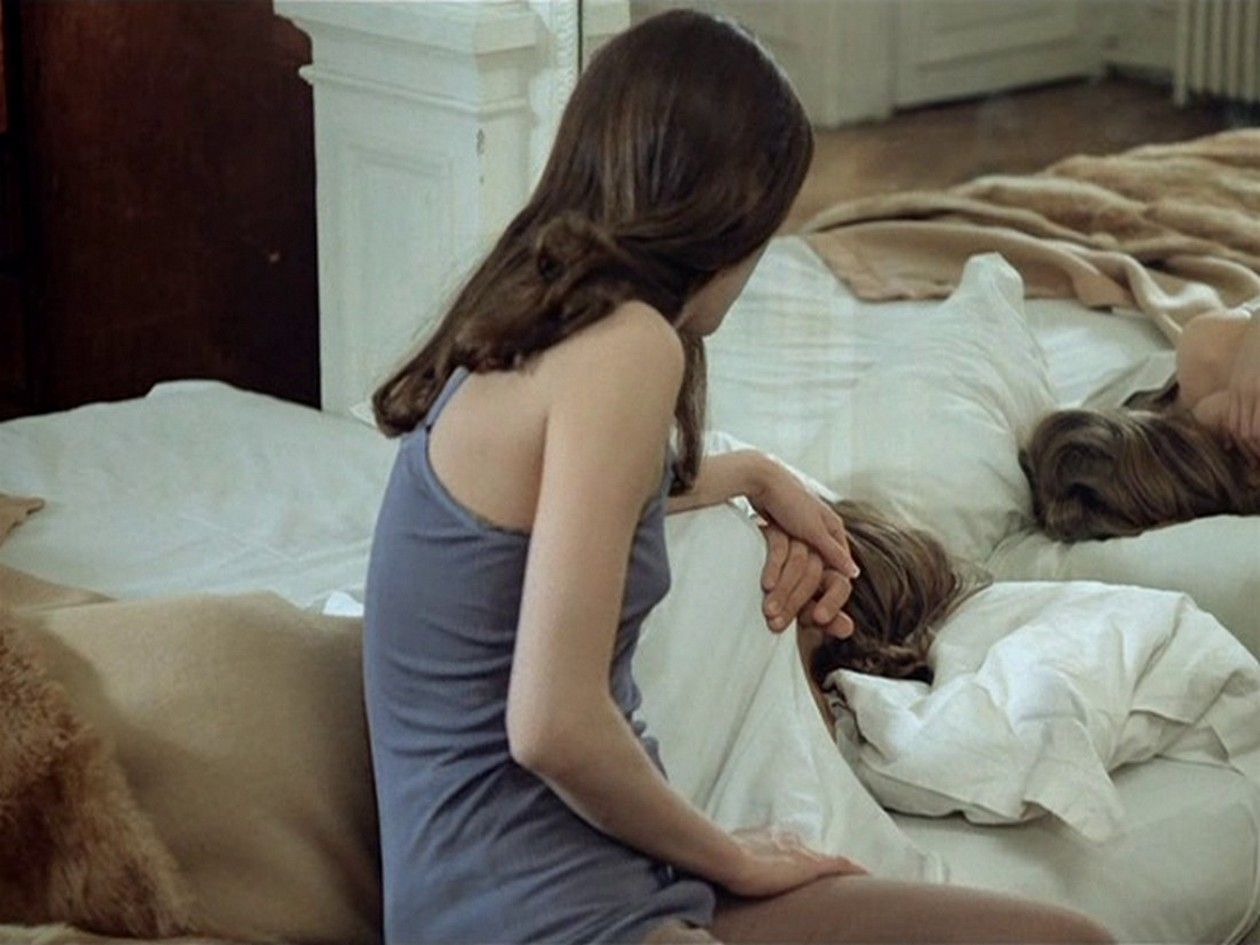 Laetitia Carcano (Edwige) penchée sur Antoine Monnier (Charles) / Le Diable probablement - Un film de Robert Bresson, 1977