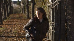 Kristen Stewart, Personal Shopper : Le film pose la question la plus terrifiante dans la vie, selon moi :  est-ce que je suis complètement seule ou est-ce que je peux entrer en contact avec quelqu’un ? 